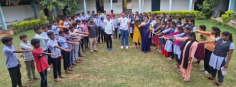 ಕಿಕ್ಕೇರಿ ಸಮೀಪದ ಮಂದಗೆರೆ ಹೇಮಾವತಿ ಪ್ರೌಢಶಾಲೆಯಲ್ಲಿ ವಿದ್ಯಾರ್ಥಿಗಳು ಮೊಬೈಲ್ ಮತ್ತು ಮಾದಕ ವಸ್ತುಗಳಿಂದ ದೂರವಿರುವುದಾಗಿ ಪ್ರತಿಜ್ಞಾವಿಧಿ ಸ್ವೀಕರಿಸಿದರು. ನಟ ಮಧು, ಶೇಖರ್, ಚೇತನ್, ಭುವನೇಶ್ವರಿ, ಪಲ್ಲವಿ ಇತರರಿದ್ದರು.