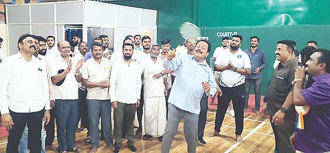 ಕಿಕ್ಕೇರಿ ಪ್ರವಾಸಿ ಮಂದಿರ ಆವರಣದಲ್ಲಿ ಕಿಕ್ಕೇರಮ್ಮ ಗ್ರಾಮಾಂತರ ಕ್ರೀಡಾ ಸಂಘದ ಶ್ರೀಮತಿ ಜಯಲಕ್ಷ್ಮೀ ಹಾಗೂ ದಿ. ಶ್ರೀ ಫೈಲ್ವಾನ್ ಚನ್ನೇಗೌಡ ಒಳಾಂಗಣ ಶಟಲ್ ಬ್ಯಾಡ್ಮಿಂಟನ್ ಕ್ರೀಡಾಂಗಣವನ್ನು ಎನ್. ಚಲುವರಾಯಸ್ವಾಮಿ ಬ್ಯಾಡ್ಮಿಂಟನ್ ಆಡುವ ಮೂಲಕ ಚಾಲನೆ ನೀಡಿದರು. ಸುರೇಶ್, ದಿನೇಶ್ ಗೂಳೀಗೌಡ, ಬಿ. ನಾಗೇಂದ್ರಕುಮಾರ್, ಎಂ.ಡಿ. ಕೃಷ್ಣಮೂರ್ತಿ, ಬಿ.ಎಲ್. ದೇವರಾಜು, ಆರ್‌ಟಿಒ ಮಲ್ಲಿಕಾರ್ಜುನ ಮತ್ತಿತರರಿದ್ದರು. 