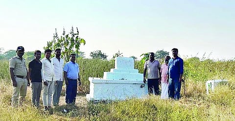 ಕನಕಗಿರಿಯ ಛತ್ರಪತಿ ಶಿವಾಜಿ ಮಹಾರಾಜರ ಸಹೋದರ ಸಂಭಾಜಿಯ ಸಮಾಧಿ ಎನ್ನಲಾದ ಸ್ಥಳಕ್ಕೆ ಪ್ರವಾಸೋದ್ಯಮ ಇಲಾಖೆಯ ಎಡಿ ನಾಗರಾಜ ಶುಕ್ರವಾರ ಭೇಟಿ ನೀಡಿ ಪರಿಶೀಲಿಸಿದರು. ಹಿಂದುಪರ ಸಂಘಟನೆಗಳ ಕಾರ್ಯಕರ್ತರಾದ ಅಯ್ಯನಗೌಡ ಅಳ್ಳಳ್ಳಿ, ಹನುಮೇಶ ಗಂಗಾಮತ ಇತರರಿದ್ದರು.
