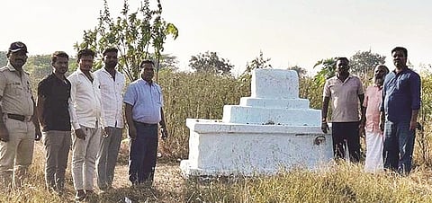 ಕನಕಗಿರಿಯ ಛತ್ರಪತಿ ಶಿವಾಜಿ ಮಹಾರಾಜರ ಸಹೋದರ ಸಂಭಾಜಿಯ ಸಮಾಧಿ ಎನ್ನಲಾದ ಸ್ಥಳಕ್ಕೆ ಪ್ರವಾಸೋದ್ಯಮ ಇಲಾಖೆಯ ಎಡಿ ನಾಗರಾಜ ಶುಕ್ರವಾರ ಭೇಟಿ ನೀಡಿ ಪರಿಶೀಲಿಸಿದರು. ಹಿಂದುಪರ ಸಂಘಟನೆಗಳ ಕಾರ್ಯಕರ್ತರಾದ ಅಯ್ಯನಗೌಡ ಅಳ್ಳಳ್ಳಿ, ಹನುಮೇಶ ಗಂಗಾಮತ ಇತರರಿದ್ದರು.