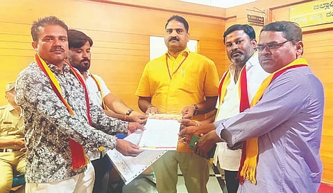  ತಹಸೀಲ್ದಾರ್ ರವಿಕುಮಾರ ವಸ್ತ್ರದ್‌ಗೆ ಕರವೇ ತಾಲೂಕು ಘಟಕ ಮನವಿ ಸಲ್ಲಿಸಿತು. ತಾಲೂಕು ಘಟಕದ ಅಧ್ಯಕ್ಷ ಹರೀಶ ಪೂಜಾರ ಹಾಗೂ ನಗರ ಘಟಕದ ಅಧ್ಯಕ್ಷ ಬಸವರಾಜ ಕೋರಿ, ನಾಗೇಶ ಬಡಿಗೇರ, ಅಂಬರೇಶ ಇದ್ದರು.		