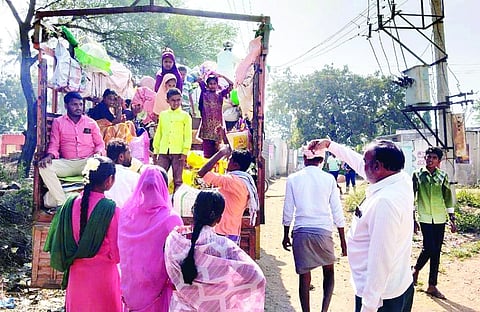 ಚಿಕ್ಕಖೇಡದಲ್ಲಿ ಗುಳೆ ಹೋಗುತ್ತಿರುವ ಪಾಲಕರೊಂದಿಗೆ ಮಕ್ಕಳು ಹೋಗುತ್ತಿರುವುದನ್ನು ಗಮನಿಸಿದ ಶಿಕ್ಷಕ ಹೋಗದಂತೆ ಮನವೊಲಿಸುತ್ತಿರುವುದು. 