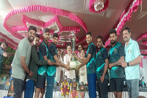ಕಲ್ಲತ್ತಿಗಿರಿಯಲ್ಲಿ ಆಯೋಜಿಸಿದ್ದ ರಾಜ್ಯಮಟ್ಟದ ಹೊನಲು ಬೆಳಕಿನ ವಾಲಿಬಾಲ್ ಪಂದ್ಯಾವಳಿಯಲ್ಲಿ ಗೆದ್ದ ತಂಡಗಳಿಗೆ ಮಾಜಿ ಶಾಸಕ ಡಿ.ಎಸ್.ಸುರೇಶ್ ಬಹುಮಾನ ವಿತರಿಸಿದರು. 