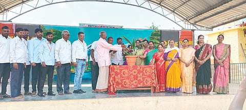 ಕೊಳವಿ ಸರ್ಕಾರಿ ಹಿರಿಯ ಪ್ರಾಥಮಿಕ ಶಾಲೆಯಲ್ಲಿ ಹಮ್ಮಿಕೊಂಡಿದ್ದ ಎಂಟನೇ ತರಗತಿ ವಿದ್ಯಾರ್ಥಿಗಳ ಬೀಳ್ಕೊಡುಗೆ ಸಮಾರಂಭವನ್ನು ಗಣ್ಯರು ಉದ್ಘಾಟಿಸಿದರು. ಶಿವಾನಂದ ಮಮದಾಪುರ, ನಿಜಲಿಂಗಪ್ಪ ಅಂಗಡಿ, ರಮೇಶ ಕರಚನ್ನವರ ಇತರರಿದ್ದರು.