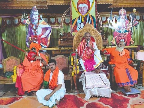 ಮಮದಾಪುರ ಗ್ರಾಮದ ಮೌನ ಮಲ್ಲಿಕಾರ್ಜುನ ಶಿವಯೋಗಿಗಳ ಮಹಾಮಠದಲ್ಲಿ ಹಮ್ಮಿಕೊಂಡಿದ್ದ ಪ್ರವಚನ ಕಾರ್ಯಕ್ರಮದಲ್ಲಿ ಶಿರಹಟ್ಟಿಯ ಕೀರ ಸಿದ್ಧರಾಮ ಸ್ವಾಮೀಜಿ ಆಶೀರ್ವಚನ ನೀಡಿದರು. ಮೌನ ಮಲ್ಲಿಕಾರ್ಜುನ ಶಿವಯೋಗಿಗಳು, ಗೌರಿಶಂಕರ ಶಿವಾಚಾರ್ಯರು ಇದ್ದರು.