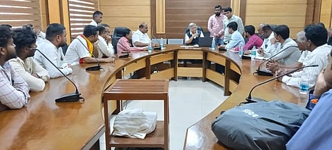  ಬೆಳಗಾವಿ ನಗರದ ಪ್ರವಾಸಿ ಮಂದಿರದಲ್ಲಿ ರೈಲ್ವೆ, ರಾಷ್ಟ್ರೀಯ ಹೆದ್ದಾರಿ ಅಧಿಕಾರಿಗಳೊಂದಿಗೆ ಜಗದೀಶ ಶೆಟ್ಟರ್ ಸಭೆ ನಡೆಸಿದರು. ಭುವನೇಶ ಕುಮಾರ, ಈರಣ್ಣ ರೊಟ್ಟಿ ಇತರರಿದ್ದರು.