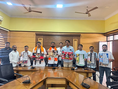 - ಬೆಳಗಾವಿ ನಗರದ ಪ್ರವಾಸಿ ಮಂದಿರದಲ್ಲಿ ಶನಿವಾರ ಸುದ್ದಿಗೋಷ್ಠಿಯಲ್ಲಿ  ಕಾಂಗ್ರೆಸ್ ಸರ್ಕಾರದ ವಿರುದ್ಧ ಬಿತ್ತಿ ಪತ್ರಗಳನ್ನು ಸುಭಾಷ ಪಾಟೀಲ, ರಮೇಶ ದೇಶಪಾಂಡೆ ಬಿಡುಗಡೆಗೊಳಿಸಿದರು. ಬಿಜೆಪಿ ಮುಖಂಡ ಮುರೇಂದ್ರಗೌಡ ಪಾಟೀಲ.ಸಚಿನ್ ಕಡಿ ಇತರರಿದ್ದರು.
