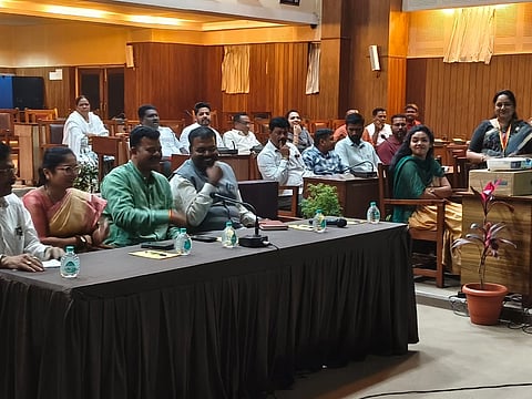  ಬೆಳಗಾವಿ ಪಾಲಿಕೆ ಪರಿಷತ್ ಸಭಾಂಗಣದಲ್ಲಿ ಬುಧವಾರ   ಸಿಟೀಸ್-2.0 ಯೋಜನೆ ಕುರಿತು ಸಭೆ ಜರುಗಿತು. ಮೇಯರ್ ಮಂಗೇಶ ಪವಾರ, ಉಪಮೇಯರ್ ವಾಣಿ ಜೋಶಿ, ಕಾರ್ತಿಕ್ ಎಂ, ಕವಿತಾ ವಾರಂಗಲ್, ಹಣಮಂತ ಕೊಂಗಾಲಿ ಇತರರಿದ್ದರು.