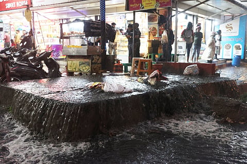 ಮಹಾನಗರದಲ್ಲಿ ಎಲ್ಲೆಡೆ ಒಳಚರಂಡಿ ಮಾರ್ಗಗಳು ಸೋರಿಕೆ