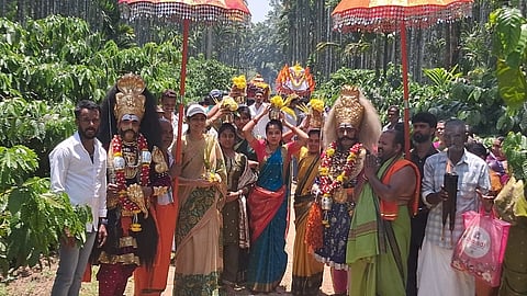 ಹೊಸಪಟ್ಟಣ ಗ್ರಾಮದಲ್ಲಿ ನಡೆದ ಶ್ರೀ ಬಸವೇಶ್ವರ ಹಾಗೂ ಕನ್ನಂಬಾಡಮ್ಮ ದೇವರ ವಾರ್ಷಿಕ ಪೂಜೋತ್ಸವ ಸಂದರ್ಭ ಗಂಗಾಸ್ನಾನಕ್ಕಾಗಿ ಭಕ್ತರು ಕಾವೇರಿ ನದಿಗೆ ತೆರಳಿದರು.