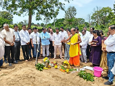 ಕುಶಾಲನಗರ ಸರ್ಕಾರಿ ಪ್ರಥಮ ದರ್ಜೆ ಕಾಲೇಜಿನಲ್ಲಿ ನಿರ್ಮಾಣವಾಗಲಿರುವ ನೂತನ ಗ್ರಂಥಾಲಯ ಕಟ್ಟಡಕ್ಕೆ ಶಾಸಕ ಡಾ. ಮಂತರ್ ಗೌಡ  ಭೂಮಿಪೂಜೆ ನೆರವೇರಿಸಿದರು. ವಿ.ಪಿ.ಶಶಿಧರ್, ಪ್ರಮೋದ್ ಮುತ್ತಪ್ಪ, ಜೋಸೆಫ್ ವಿಕ್ಟರ್ ಸೋನ್ಸ್, ಕೆ.ಪಿ. ಚಂದ್ರಕಲಾ, ಚಂದ್ರಶೇಖರ್, ನಟೇಶ್ ಗೌಡ, ಪ್ರಕಾಶ್, ದಿನೇಶ್ ಮತ್ತಿತರರು ಇದ್ದರು.