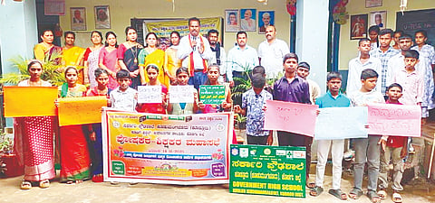 ಕುಶಾಲನಗರ ತಾಲೂಕು ಕೂಡಿಗೆ ಕ್ಲಸ್ಟರ್ ವ್ಯಾಪ್ತಿಯ ಕೂಡುಮಂಗಳೂರು ಸರ್ಕಾರಿ ಪ್ರೌಢಶಾಲೆ ಹಾಗೂ ಸರ್ಕಾರಿ ಹಿರಿಯ ಪ್ರಾಥಮಿಕ ಶಾಲೆಗಳಲ್ಲಿ ಶಾಲಾಭಿವೃದ್ಧಿ ಹಾಗೂ ಮೇಲುಸ್ತುವಾರಿ ಸಮಿತಿ ವತಿಯಿಂದ ಆಚರಿಸಲಾದ ಮಕ್ಕಳ ದಿನ ಕಾರ್ಯಕ್ರಮದಲ್ಲಿ ವಿವಿಧ ವೇಷಭೂಷಣ ಧರಿಸಿ ಗಮನ ಸೆಳೆದರು. ಟಿ.ಜಿ ಪ್ರೇಮಕುಮಾರ್,  ಕೆ.ಕೆ. ಹರೀಶ್, ಎಂ.ಟಿ. ದಯಾನಂದ ಪ್ರಕಾಶ್, ಶಿಕ್ಷಕರಾದ ಬಿ.ಡಿ.ರಮ್ಯಾ ಮತ್ತಿತರರು ಇದ್ದರು.