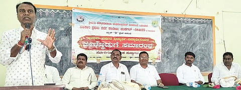 ಮುದಗಲ್ ಸರ್ಕಾರಿ ಪ್ರಥಮ ದರ್ಜೆ ಕಾಲೇಜಿನಲ್ಲಿ ಗುರುವಾರ ಹಮ್ಮಿಕೊಂಡಿದ್ದ ಅಂತಿಮ ವರ್ಷದ ವಿದ್ಯಾರ್ಥಿಗಳ ಬಿಳ್ಕೋಡುಗೆ ಕಾರ್ಯಕ್ರಮದಲ್ಲಿ ಸರ್ಕಾರಿ ಪ್ರೌಢಶಾಲಾ ಸಹಶಿಕ್ಷಕರ ಸಂಘದ ತಾಲೂಕಾದ್ಯಕ್ಷ ಬಸವರಾಜ ಹಂದ್ರಾಳ ಮಾತನಾಡಿದರು. ಪ್ರಾಚಾರ್ಯ ಡಾ.ಸಿದ್ದರಾಮ ಪಾಟೀಲ್, ಸಹಪ್ರಾಧ್ಯಾಪಕ ದೊಡ್ಡಬಸಪ್ಪ ಹುಡೇದಗಡ್ಡಿ, ಎಂ.ಡಿ.ಚಿತ್ತರಗಿ ಇತರರಿದ್ದರು.