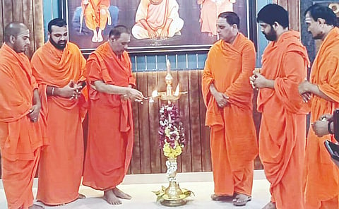ಮಾನ್ವಿ ತಾಲೂಕಿನ ಚೀಕಲಪರ್ವಿ ಮಠದಲ್ಲಿ ಶುಕ್ರವಾರ ಲಿಂ.ವಿರೂಪಾಕ್ಷ ಶ್ರೀಗಳ ಪುಣ್ಯಸ್ಮರಣೋತ್ಸವ ಅಂಗವಾಗಿ ಕರ್ತೃ ಗದ್ದುಗೆಗೆ ವಿಶೇಷ ಪೂಜೆ ಸಲ್ಲಿಸಲಾಯಿತು. ಯದ್ದಲದೊಡ್ಡಿ ಮಹಾಲಿಂಗ ಶ್ರೀಗಳು, ಮುನವಳ್ಳಿ ಮಠದ ಮುರುಗೇಂದ್ರ ಶ್ರೀಗಳು ಇದ್ದರು.