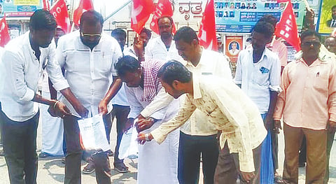 ಮಾನ್ವಿಯ ಬಸವ ವೃತ್ತದಲ್ಲಿ ಕಾರ್ಮಿಕ ಸಂಹಿತೆಗಳ ಅಧಿಸೂಚನೆ ಪ್ರತಿಗಳನ್ನು ಎಐಸಿಸಿಟಿಯು ಸುಟ್ಟು ಪ್ರತಿಭಟನೆ ನಡೆಸಿತು. ಪದಾಧಿಕಾರಿಗಳಾದ ಈಶಪ್ಪಗೌಡ, ವೆಂಕಟೇಶ್ ಕೋರಿ, ಚಾಂದ್‌ಸಾಬ್, ಗೋಪಾಲ್‌ರಾವ್, ಜಲೀಲ್ ಪಾಷಾ ಇತರರಿದ್ದರು.