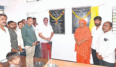 ಹೊಸಟ್ಟಿ ಗ್ರಾಮದಲ್ಲಿ ಹಾಲು ಉತ್ಪಾದಕ ಸಹಕಾರ ಸಂಘದ ಕಟ್ಟಡವನ್ನು ಶಾಸಕ ಬಾಲಚಂದ್ರ ಜಾರಕಿಹೊಳಿ ಉದ್ಘಾಟಿಸಿದರು. ಶಿವಾನಂದ ಸ್ವಾಮೀಜಿ, ಪ್ರಕಾಶ ಹಿರೇಮಠ, ಯಲ್ಲಪ್ಪ ಗದಾಡಿ, ಜಗದೀಶ ಡೊಳ್ಳಿ ಇತರರಿದ್ದರು.