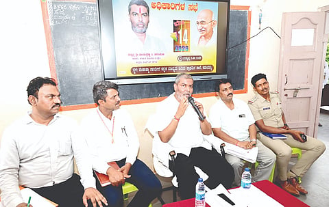ಕಮಲದಿನ್ನಿ ಗ್ರಾಮದ ಮಹಾತ್ಮಾ ಗಾಂಧಿ ಕಿರಿಯ ಪ್ರಾಥಮಿಕ ಶಾಲೆಯಲ್ಲಿ ಹಮ್ಮಿಕೊಂಡಿದ್ದ ಅಧಿಕಾರಿಗಳ ಸಭೆಯಲ್ಲಿ  ಶಾಸಕ ಬಾಲಚಂದ್ರ ಜಾರಕಿಹೊಳಿ ಮಾತನಾಡಿದರು. ಶ್ರೀಶೈಲ ಗುಡುಮೆ, ಪ್ರಶಾಂತ ನೆರಳೆಕರ, ಪರಶುರಾಮ ಗಸ್ತಿ ಇತರರಿದ್ದರು.