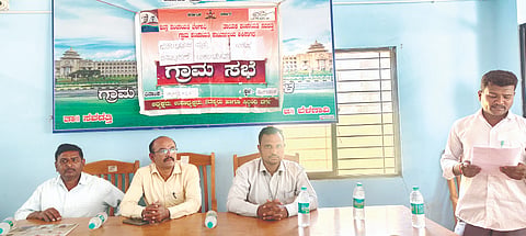 ಮುಗಳಿಹಾಳ ಗ್ರಾಪಂ ಕಚೇರಿಯಲ್ಲಿ ಹಮ್ಮಿಕೊಂಡಿದ್ದ ಅಂಗವಿಕಲರ ವಿಶೇಷ ಗ್ರಾಮ ಸಭೆಯಲ್ಲಿ ಪಿಡಿಒಗಳಾದ ವೈ.ಎನ್​.ಮೂಡಅಲಗಿ, ಅಮಿತ್​ ನಾಯಿಕ, ಕರೆಪ್ಪ ದೊಡ್ಡನವರ ಇದ್ದರು.