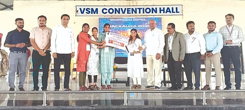 ನಿಪ್ಪಾಣಿಯ ಕೋಠಿವಾಲೆ ತಾಂತ್ರಿಕ ಮಹಾವಿದ್ಯಾಲಯದಲ್ಲಿ ಹಮ್ಮಿಕೊಂಡಿದ್ದ ಹಾಕೌರಾ-೨೦೨೬ ಮೇಳದ ವಿಜೇತರಿಗೆ ಪಪ್ಪು ಪಾಟೀಲ ಬಹುಮಾನ ವಿತರಿಸಿದರು. ಸಮೀರ ಬಾಗೇವಾಡಿ, ಡಾ.ಸಿದ್ಧಗೌಡ ಪಾಟೀಲ, ಡಾ.ಉಮೇಶ ಪಾಟೀಲ ಇತರರಿದ್ದರು.