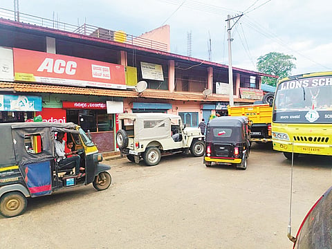 ಪೊನ್ನಂಪೇಟೆ ಸಮೀಪದ ಬಾಳೆಲೆಯಲ್ಲಿ ಎಲ್ಲೆಂದರಲ್ಲಿ ವಾಹನ ನಿಲ್ಲಿಸಿರುವುದು.