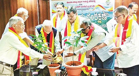 ಪೊನ್ನಂಪೇಟೆ ಅರಣ್ಯ ಮಹಾವಿದ್ಯಾಲಯದಲ್ಲಿ ಆಯೋಜಿಸಿದ್ದ ಸಂವಾದ ಕಾರ್ಯಕ್ರಮವನ್ನು ಕೇಶವ ಕಾಮತ್ ಉದ್ಘಾಟಿಸಿದರು. ಸಿ. ಜೆ.ಕುಶಾಲಪ್ಪ, ಡಾ.ಶಿವಕುಮಾರ್, ಡಾ.ನಾಗರಾಜ್, ದಯಾಚಂಗಪ್ಪ, ಟಿ.ಪಿ ರಮೇಶ್, ಪ್ರಮೋದ್ ಗಣಪತಿ, ಪಿ.ಜಿ.ಅಯ್ಯಪ್ಪ ಇದ್ದರು.