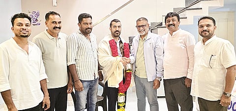 ಕೆಎಂಎ ವತಿಯಿಂದ ಡಾ.ಮಂತರ್ ಗೌಡ ಅವರನ್ನು ಸನ್ಮಾನಿಸಲಾಯಿತು, ದುದ್ದಿಯಂಡ ಸೂಫಿ ಹಾಜಿ, ಈತಲತಂಡ ರಫೀಕ್ ತೂಚಮಕೇರಿ, ಹರಿಶ್ಚಂದ್ರ ಎ.ಹಂಸ, ಆಲೀರ ಎಂ.ರಶೀದ್, ಕೋಳುಮಂಡ ರಫೀಕ್, ಕೆಂಗೋಟಂಡ ಎಸ್.ಸೂಫಿ ಮತ್ತು ಪರವಂಡ ಎ.ಸಿರಾಜ್ ಇದ್ದರು.