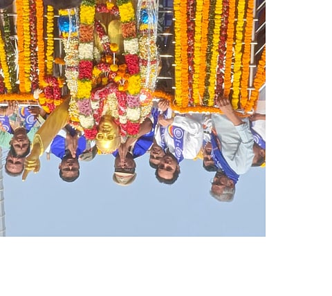 ರಾಯಚೂರಿನ ಡಾ.ಬಿ.ಆರ್.ಅಂಬೇಡ್ಕರ್ ವೃತ್ತದಲ್ಲಿ ಮಂಗಳವಾರ ಜಿಲ್ಲಾಡಳಿತದಿಂದ ಸಂವಿಧಾನ ಶಿಲ್ಪಿ  ಡಾ.ಬಿ.ಆರ್.ಅಂಬೇಡ್ಕರ್ ಅವರ 135ನೇ ಜಯಂತ್ಯೋತ್ಸವ ಅಂಗವಾಗಿ ಡಾ.ಬಿ.ಆರ್.ಅಂಬೇಡ್ಕರ್ ಪುತ್ಥಳಿಗೆ ವಿವಿಧ ಗಣ್ಯರಿಂದ ಮಾಲಾರ್ಪಣೆ ಮಾಡಲಾಯಿತು. ಪ್ರಭಾರಿ ಜಿಲ್ಲಾಧಿಕಾರಿ ಈಶ್ವರ ಕುಮಾರ್ ಕಾಂದೂ, ಜಿಲ್ಲಾ ಪೊಲೀಸ್ ವರಿಷ್ಠಾಧಿಕಾರಿ ಅರುಣಾಂಗ್ಶು ಗಿರಿ , ಮಹಾನಗರ ಪಾಲಿಕೆಯ ಆಯುಕ್ತ ಜುಬಿನ್ ಮಹೋಪಾತ್ರ, ರವಿ ಬೋಸರಾಜು ಇದ್ದರು.
