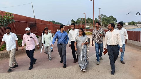 ರಾಯಚೂರಿನ  ಐತಿಹಾಸಿಕ ಮಾವಿನಕೆರೆ ಪ್ರದೇಶಕ್ಕೆ ಜಿಲ್ಲಾಧಿಕಾರಿ ಪೂವಿತಾ ಎಸ್. ಬುಧುವಾರ ಭೇಟಿ ನೀಡಿ ಪರಿಶೀಲಿಸಿದರು. ಮಹಾನಗರ ಪಾಲಿಕೆಯ ಆಯುಕ್ತ ಜುಬಿನ್ ಮಹೋಪಾತ್ರ , ಕೆರೆ ಅಭಿವೃದ್ಧಿ ಮತ್ತು ಸಂರಕ್ಷಣಾಧಿಕಾರಿ ಆನಂದ ರೆಡ್ಡಿ, ಕೆರೆ ಇಂಜಿನಿಯರ್ ಬಸವರಾಜ ಇದ್ದರು.