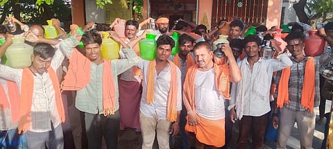 ತಾಲೂಕಿನ ತುರುಕನಡೋಣಿ ಗ್ರಾಮದ ರೈತರು ಮಂಗಳವಾರ ಮಳೆಗಾಗಿ ಗ್ರಾಮದ ದೇವರುಗಳಿಗೆ ಕೃಷ್ಣಾ ನದಿ ಹಾಗೂ ತುಂಗಭದ್ರಾ ನದಿ ನೀರಿನ ಜಲಾಭಿಷೇಕ ಮಾಡಿ ವಿಶೇಷ ಪೂಜೆ ಮಾಡಿ ಪ್ರಾರ್ಥಿಸಿದರು.