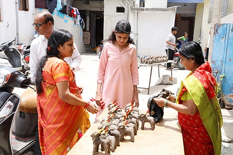 ರಾಯಚೂರಿನ ಮಾರುಕಟ್ಟೆಯಲ್ಲಿ ಮಣ್ಣೆತ್ತಿನ ಅಮವಾಸೆ ನಿಮಿತ್ತ ಮಂಗಳವಾರ  ರಂಗುರಂಗಿನ ಮಣ್ಣೆತ್ತಿನ ಎತ್ತುಗಳನ್ನು ಮಾರಾಟ ಮಾಡಲಾಗುತ್ತಿರುವುದು.