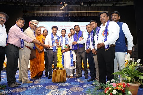 ರಾಯಚೂರಿನ ಪಂ.ಸಿದ್ದರಾಮ ಜಂಬಲದಿನ್ನಿ ರಂಗಮಂದಿರದಲ್ಲಿ ಮಂಗಳವಾರ ಜಿಲ್ಲಾಡಳಿತದಿಂದ ಡಾ.ಬಿ.ಆರ್.ಅಂಬೇಡ್ಕರ್ ಜಯಂತಿಗೆ ಪ್ರಭಾರಿ ಡಿಸಿ ಈಶ್ವರ ಕುಮಾರ ಕಾಂದೊ ಚಾಲನೆ ನೀಡಿದರು. ಬೀದರ್ ಬುದ್ಧ ವಿಹಾರನ ಬಂಅತೇಜಿ ಯಾಕತ್ನೂರ್, ಎಸ್ಪಿ ಅರುಣಾಂಗ್ಷು ಗಿರಿ., ಮಹಾನಗರ ಪಾಲಿಕೆಯ ಆಯುಕ್ತ ಜುಬಿನ್ ಮಹೋಪಾತ್ರ,ಹಿರಿಯ ವಿದ್ವಾಂಸ ಡಾ.ಬಿ.ಎಂ.ಪುಟ್ಟಯ್ಯ, ಅಪರ ಜಿಲ್ಲಾಧಿಕಾರಿ ಶಿವಾನಂದ, ಎಸಿ ಡಾ.ಹಂಪಣ್ಣ ಸಜ್ಜನ್, ಜಿಪಂ ಉಪ ಕಾರ್ಯದರ್ಶಿ ಹಾಲಸಿದ್ದಪ್ಪ ಪೂಜಾರಿ, ಮುಖ್ಯ ಲೆಕ್ಕಾಧಿಕಾರಿ ವಿಜಯಶಂಕರ್, ತಹಶಿಲ್ದಾರ್ ಸುರೇಶ್ ವರ್ಮಾ ಇದ್ದರು.