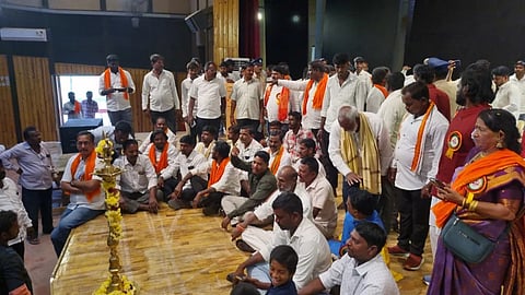 ಶ್ರೀ ಶಿವಯೋಗಿ ಸಿದ್ದರಾಮೇಶ್ವರ ಜಯಂತಿ ಕಾರ್ಯಕ್ರಮಕ್ಕೆ ಅಧಿಕಾರಿಗಳು ಸಮಯಕ್ಕೆ ಸರಿಯಾ ಆಗಮಿಸಿಲ್ಲ ಎಂಬ ಕಾರಣಕ್ಕೆ ರಾಯಚೂರಿನ ಪಂ.ಸಿದ್ದರಾಮ ಜಂಬಲದಿನ್ನಿ ರಂಗಂಮದಿರದಲ್ಲಿ  ಕಾರ್ಯಕ್ರಮದ ವೇದಿಕೆಯ ಮೇಲೆಯೇ ಭೋವಿ ಸಮಾಜದವರು ಪ್ರತಿಭಟನೆ ನಡೆಸಿದರು.