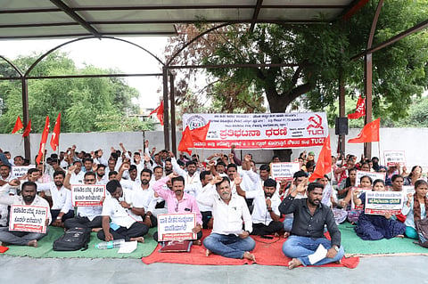 ಆರೋಗ್ಯ ಇಲಾಖೆಯಲ್ಲಿ ಕೆಲಸ ಮಾಡುವ ಗ್ರೂಪ್ ಡಿ ನೌಕರರ ಬಾಕಿ ವೇತನವನ್ನು  ಪಾವತಿ ಮಾಡುವಂತೆ ಒತ್ತಾಯಿಸಿ  ಸಿಐಟಿಯು ನೇತೃತ್ವದಲ್ಲಿ  ಶುಕ್ರವಾರ ಆರೋಗ್ಯ ಇಲಾಖೆಯ ಹೊರಗುತ್ತಿಗೆ ನೌಕರರ ಸಂಘದಿಂದ ರಾಯಚೂರಿನ ಟಿಪ್ಪು ಸುಲ್ತಾನ್ ಉದ್ಯಾನವನದಲ್ಲಿ ಪ್ರತಿಭಟನೆ ಮಾಡಿದರು. ಈ ಸಂದರ್ಭದಲ್ಲಿ ಪ್ರಮುಖರಾದ ಶಂಕ್ರಪ್ಪ ಗುಂಡುಸಾಗರ, ಅಮರೇಶ ಬಡಿಗೇರ್, ಆರ್. ಮಾನಸಯ್ಯ, ಮಲ್ಲಿಕಾರ್ಜುನ, ಜಗದೀಶ , ಟಿಯುಸಿಐ ಅಧ್ಯಕ್ಷ ಅಡವಿರಾವ್, ಗಂಗಾಧರ, ನಿರಂಜನ, ಶರಣಬಸವ ಇದ್ದರು.