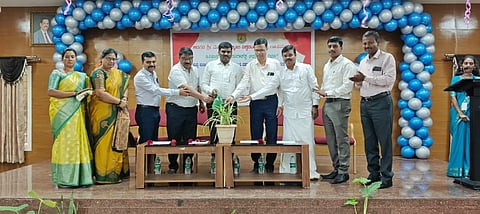 ರಾಯಚೂರಿನ ಅದಿಕವಿ ಶ್ರೀ ಮಹರ್ಷಿ ವಾಲ್ಮೀಕಿ ವಿಶ್ವವಿದ್ಯಾನಿಲಯದ ಸಭಾಂಗಣದಲ್ಲಿ ಬುಧವಾರ ಇತಿಹಾಸ ವಿಭಾಗದ ವತಿಯಿಂದ ಬುಧವಾರ ಪ್ರಥಮ ವರ್ಷದ ವಿದ್ಯಾರ್ಥಿಗಳಿಗೆ ಸ್ವಾಗತ ಕಾರ್ಯಕ್ರಮವನ್ನು ವಿವಿಯ ಕುಲಸಚಿವ ಡಾ.ಎ.ಚನ್ನಪ್ಪ ಉದ್ಘಾಟಿಸಿದರು. ಕಾಲೇಜು ಅಭಿವೃದ್ಧಿ ಮಂಡಳಿ ನಿರ್ದೇಶಕ ಡಾ.ಸುಯಮೀಂದ್ರ ಕುಲಕರ್ಣಿ, ಎನ್‌ಎಸ್‌ಎಸ್ ಸಂಯೋಜನಾಧಿಕಾರಿ ಡಾ.ಜಿ.ಎಸ್.ಬಿರಾದಾರ,ಡಾ.ಕೆ.ವೆಂಕಟೇಶ್, ಡಾ.ಪದ್ಮಜಾ ದೇಸಾಯಿ ಇದ್ದರು.