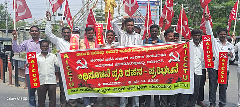 ಕೇಂದ್ರದ ಬಿಜೆಪಿ ಸರ್ಕಾರ ಜಾರಿಗೆ ತಂದಿರುವ ನಾಲ್ಕು ಹೊಸ ಕಾರ್ಮಿಕ ಸಂಹಿತೆಗಳ ಅಧಿಸೂಚನೆಯನ್ನು ಹಿಂಪಡೆಯಲು ಒತ್ತಾಯಿಸಿ ಎಐಸಿಸಿಟಿಯು ಜಿಲ್ಲಾ ಸಮಿತಿ ವತಿಯಿಂದ ರಾಯಚೂರಿನ ಡಾ. ಬಿ.ಆರ್.ಅಂಬೇಡ್ಕರ್ ವೃತ್ತದಲ್ಲಿ  ಗುರುವಾರ ಪ್ರತಿಭಟನೆ ಮಾಡಿದರು.