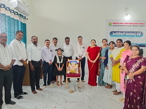 ಆದಿಕವಿ ಶ್ರೀ ಮಹರ್ಷಿ ವಾಲ್ಮೀಕಿ ವಿಶ್ವವಿದ್ಯಾನಿಲಯದಲ್ಲಿ ಬುಧವಾರ ಶಿವಯೋಗಿ ಸಿದ್ಧರಾಮ ಜಯಂತಿ ಆಚರಣೆ ಮಾಡಲಾಯಿತು. ಕುಲಸಚಿವ ಡಾ.ಎ.ಚನ್ನಪ್ಪ , ಉಪಕುಲಸವ ಡಾ.ಕೆ.ವೆಂಕಟೇಶ್, ಕಾಲೇಜು ಅಭಿವೃದ್ಧಿ ಮಂಡಳಿ ನಿರ್ದೇಶಕ ಡಾ.ಸುಯಮೀಂದ್ರ ಕುಲಕರ್ಣಿ, ಡಾ.ಜಿ.ಎಸ್.ಬಿರಾದಾರ, ಡೀನ್ ಪ್ರೊ.ಪಾರ್ವತಿ.ಸಿ.ಎಸ್, ಡಾ.ಲತಾ.ಎಂ.ಎಸ್. ಇದ್ದರು.