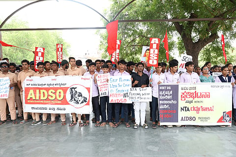 ನೀಟ್ ಪರೀಕ್ಷೆಯಲ್ಲಾದ ಅವ್ಯವಹಾರಗಳ ಹಿನ್ನೆಲೆಯಲ್ಲಿ ಎನ್‌ಟಿಎ ರದ್ದುಪಡಿಸಲು ಒತ್ತಾಯಿಸಿ ಎಐಟಿಎಸ್‌ಓ ಸಂಘಟನೆಯಿಂದ ರಾಯಚೂರಿನ ಟಿಪ್ಪು ಸುಲ್ತಾನ ಉದ್ಯಾನವನದಲ್ಲಿ ಗುರುವಾರ ಪ್ರತಿಭಟನೆ ಮಾಡಿದರು. ರಾಜ್ಯ ಕಾರ್ಯದರ್ಶಿ ಶಿಲ್ಪಾ ಬಿ.ಕೆ., ಜಿಲ್ಲಾ ಕಾರ್ಯದರ್ಶಿ ಬಸವರಾಜ್, ಜಿಲ್ಲಾ ಸಂಘಟನೆಕಾರರಾದ ಅಮೋಘ, ಶಿವಕುಮಾರ್, ಶ್ರೀಕಾಂತ್,ತರುಣ್, ಭಾಗ್ಯಶ್ರೀ, ಪಲ್ಲವಿ,ಜಿಂದವಲ್ಲಿ,ಯಲ್ಲಗೌಡ,ಸೋಫಿಯಾ, ಲಲಿತಾ,ವೀರೇಶ,ಮಂಜುನಾಥ, ಋತುಜಾ ಇದ್ದರು.