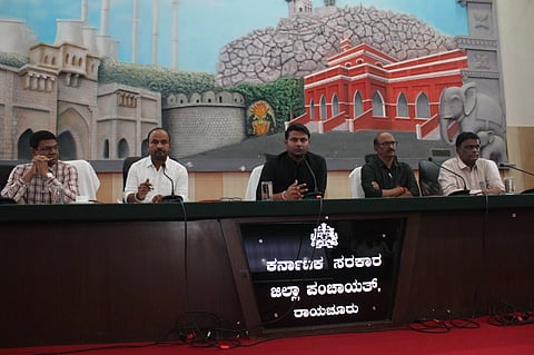 ರಾಯಚೂರಿನ ಜಿಪಂ ಸಭಾಂಗಣದಲ್ಲಿ ಶುಕ್ರವಾರ ಜಿಪಂ ಸಿಇಓ ಈಶ್ವರ ಕುಮಾರ ಕಾಂದೊ ಅಧ್ಯಕ್ಷತೆಯಲ್ಲಿ  ಗ್ರಾಪಂ ಅಭಿವೃದ್ಧಿ ಅಧಿಕಾರಿಗಳ ಪ್ರಗತಿ ಪರಿಶೀಲನಾ ಸಭೆ ನಡೆಯಿತು. ಉಪ ಕಾರ್ಯದರ್ಶಿ ಹಾಲಸಿದ್ದಪ್ಪ ಪೂಜೇರಿ, ಯೋಜನಾ ನಿರ್ದೇಶಕ  ಶರಣಬಸವರಾಜ್, ಮುಖ್ಯ ಲೆಕ್ಕಧಿಕಾರಿ ವಿಜಯಶಂಕರ,  ಮುಖ್ಯ ಯೋಜನಾಧಿಕಾರಿ ಟಿ.ರೋಣಿ, ರಾಜೀವ್ ಗಾಂಧೀ ವಸತಿ ನಿಗಮದ ಸಹಾಯಕ ಪ್ರದಾನ ವ್ಯವಸ್ಥಾಪಕ ಉಸ್ಮಾನ್ ಪಾಷಾ ಇದ್ದರು.