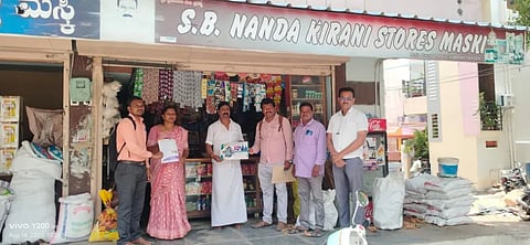ಪಟ್ಟಣದ ವಿವಿಧ ಅಂಗಡಿ ಮುಂಗಟ್ಟುಗಳಿಗೆ ತಾಲೂಕು ಬಾಲ ಕಾರ್ಮಿಕ ಇಲಾಖೆ ಅಧಿಕಾರಿಗಳಿಂದ ಶುಕ್ರವಾರ ಅನಿರೀಕ್ಷಿತವಾಗಿ ಭೇಟಿ ನೀಡಿದರು. ತಾಲೂಕ ಕಾರ್ಮಿಕ ನಿರೀಕ್ಷಕ ಶಾಂತಮೂರ್ತಿ,,ಶಿಕ್ಷಣ ಇಲಾಖೆಯ ಸಿಆರ್‌ಪಿ ರಾಮಸ್ವಾಮಿ ಇದ್ದರು.