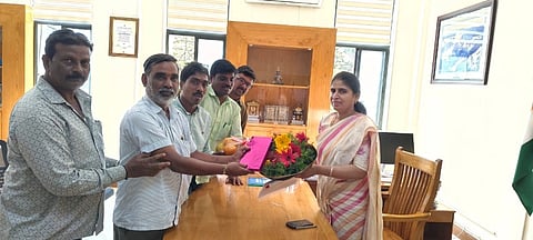 ನಗರದ ಜಿಲ್ಲಾಧಿಕಾರಿ ಕಚೇರಿಯಲ್ಲಿ ಜಿಲ್ಲಾಧಿಕಾರಿ ಶ್ರೀರೂಪಾ ಅವರಿಗೆ  ಮನವಿ ಸಲ್ಲಿಸಿದರು. 