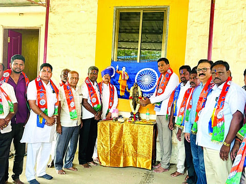 ಸವದತ್ತಿಯ ಮಾಜಿ ಶಾಸಕ ಆನಂದ ಮಾಮನಿ ಕಚೇರಿಯಲ್ಲಿ ಅಂಬೇಡ್ಕರ್ ಜಯಂತಿ ಆಚರಿಸಲಾಯಿತು. ವಿರೂಪಾಕ್ಷ ಮಾಮನಿ, ಡಾ.ಹೇಮಂತ ಭಸ್ಮೆ, ಕುಮಾರಸ್ವಾಮಿ ತಲ್ಲೂರಮಠ, ಪಿಂಟು ತೆಗ್ಗಿನಮನಿ ಇತರರಿದ್ದರು.