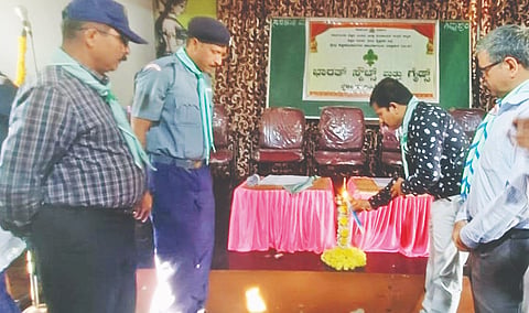 ಸಿದ್ದಾಪುರದ ಎಂಎಚ್‌ಪಿಎಸ್ ಬಾಲಿಕೊಪ್ಪ ಶಾಲೆಯಲ್ಲಿ ತಾಲೂಕು ಮಟ್ಟದ ಸ್ಕೌಟ್ಸ್ ಮತ್ತು ಗೈಡ್ಸ್ ಶಿಕ್ಷಕರಿಗೆ ಆಯೋಜಿಸಿದ್ದ ಪುನಃಶ್ಚೇತನ ಶಿಬಿರವನ್ನು ಬಿಇಒ ಎಂ.ಎಚ್.ನಾಯ್ಕ ಉದ್ಘಾಟಿಸಿದರು. ಜಿ.ಜಿ. ಹೆಗಡೆ, ಎಂ.ಎನ್. ಪಂಡಿತ, ವಿನಾಯಕ ಧೀರನ್ ಇತರರಿದ್ದರು.