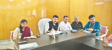 ಅಡುಗೆ ಅನಿಲ ಸಮರ್ಪಕ ಪೂರೈಕೆ ಹಾಗೂ ಕೆಎ್​ಡಿ ಕುರಿತು ಸಾಗರದಲ್ಲಿ ಆಯೋಜಿಸಿದ್ದ ಸಭೆಯಲ್ಲಿ ಶಾಸಕ ಗೋಪಾಲಕೃಷ್ಣ ಬೇಳೂರು ಮಾತನಾಡಿದರು. ವೀರೇಶ್​ಕುಮಾರ್​, ಡಾ. ಶ್ರೀನಿವಾಸ್​, ಡಾ. ಕಿರಣ್​ ಮುಂತಾದವರಿದ್ದರು.