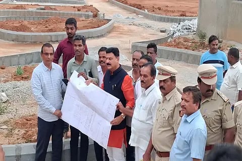 ಸಾಗರದ ಪ್ರಾದೇಶಿಕ ಸಾರಿಗೆ ಅಧಿಕಾರಿಗಳ ಕಚೇರಿಯಲ್ಲಿ ಸ್ವಯಂಚಾಲಿತ ಚಾಲನಾ ಪಥ ಕಾಮಗಾರಿಯನ್ನು ಶಾಸಕ ಗೋಪಾಲಕೃಷ್ಣ ಬೇಳೂರು ವೀಕ್ಷಿಸಿದರು. ವೀರೇಶ್, ಬಿ.ಎನ್.ವಾಸುದೇವ, ಚೇತನಕುಮಾರ್ ಇತರರಿದ್ದರು.
