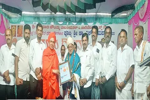 ಸಿಗಂದೂರಿನಲ್ಲಿ ಆಯೋಜಿಸಿದ್ದ ರಕ್ತದಾನ ಶಿಬಿರ, ಆರೋಗ್ಯ ತಪಾಸಣಾ ಶಿಬಿರದಲ್ಲಿ ಧರ್ಮದರ್ಶಿ ಎಸ್.ರಾಮಪ್ಪ ಅವರನ್ನು ಸನ್ಮಾನಿಸಲಾಯಿತು. ಶ್ರೀ ಮಲ್ಲಿಕಾರ್ಜುನ ಮುರುಘರಾಜೇಂದ್ರ ಸ್ವಾಮೀಜಿ, ರವಿಕುಮಾರ್ ಸಿಗಂದೂರು ಇತರರಿದ್ದರು.