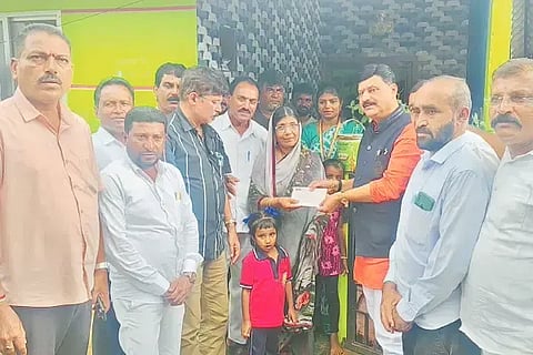 ಮನೆ ಕಳೆದುಕೊಂಡ ಕುಟುಂಬಗಳಿಗೆ ಸಾಗರ ನಗರಸಭೆಯಿಂದ ಪರಿಹಾರ ಧನದ ಚೆಕ್ ಅನ್ನು ಶಾಸಕ ಗೋಪಾಲಕೃಷ್ಣ ಬೇಳೂರು ನೀಡಿದರು. ಕಲಸೆ ಚಂದ್ರಪ್ಪ, ಸುರೇಶ್ ಬಾಬು, ಮಂಡಗಳಲೆ ಗಣಪತಿ ಇತರರಿದ್ದರು.