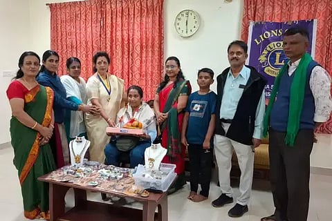 ಸಾಗರದಲ್ಲಿ ಲಯನ್ಸ್ ಶ್ರೀಗಂಧ, ಮದರ್ ತೆರೇಸಾ ಸ್ವಯಂ ಉದ್ಯೋಗ ತರಬೇತಿ ಸಂಸ್ಥೆಯಿಂದ ಸ್ವಯಂ ಉದ್ಯೋಗಿ ಸವಿತಾ ಅವರನ್ನು ಸನ್ಮಾನಿಸಲಾಯಿತು. ಸರಸ್ವತಿ ನಾಗರಾಜ್, ಮರಿಯಾ ಲೀಬಾ, ವಾಣಿ, ಪವಿತ್ರಾ ಇತರರಿದ್ದರು.