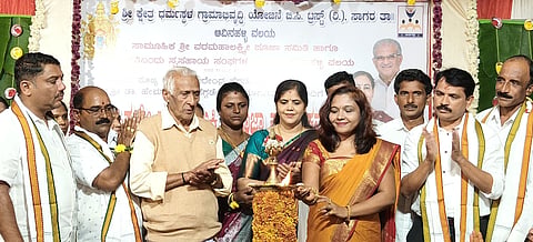 ಸಾಗರದಲ್ಲಿ ಸಾಮೂಹಿಕ ವರಮಹಾಲ$್ಮ ಪೂಜೆಯ ಸಭಾ ಕಾರ್ಯಕ್ರಮವನ್ನು ತಹಸೀಲ್ದಾರ್​ ಡಾ. ಆರ್​.ಪ್ರತಿಭಾ ಉದ್ಘಾಟಿಸಿದರು. ಎಂ.ದಿನೇಶ್​, ಗಣೇಶ್​ ರಾವ್​, ಸುರೇಶ್​ ಶೆಟ್ಟಿ, ಅಮರನಾಥ್​, ಮಂಜುನಾಥ್​ ಇತರರಿದ್ದರು.