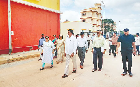 ಶಾಸಕ ಭೀಮಣ್ಣ ನಾಯ್ಕ ಶಿರಸಿಯ ಪಂಡಿತ ಸಾರ್ವಜನಿಕ ಆಸ್ಪತ್ರೆಗೆ ಭೇಟಿ ನೀಡಿ ಪರಿಶೀಲಿಸಿದರು. ದೀಪಕ ದೊಡ್ಡೂರು, ರಘು ಕಾನಡೆ, ಡಾ. ನೇತ್ರಾವತಿ ಶಿರ್ಸಿಕರ್ ಇತರರಿದ್ದರು. 