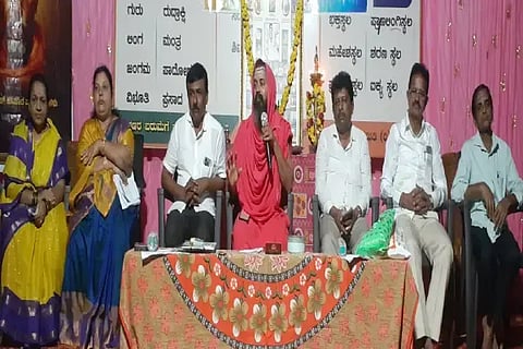 ಸೊರಬದ ಕಾನುಕೇರಿ ಮಠದಲ್ಲಿ ಆಯೋಜಿಸಿದ್ದ ವಚನ ಶ್ರಾವಣ ಸಂಜೆ ಕಾರ್ಯಕ್ರಮದಲ್ಲಿ ಜಡೆ ಹಿರೇಮಠದ ಶ್ರೀ ಘನಬಸವ ಅಮರೇಶ್ವರ ಸ್ವಾಮೀಜಿ ಮಾತನಾಡಿದರು. ಗಣಪತಿ ಹುಲ್ತಿಕೊಪ್ಪ, ಜಯಶೀಲಗೌಡ, ಮಂಜುನಾಥ್ ಇತರರಿದ್ದರು.